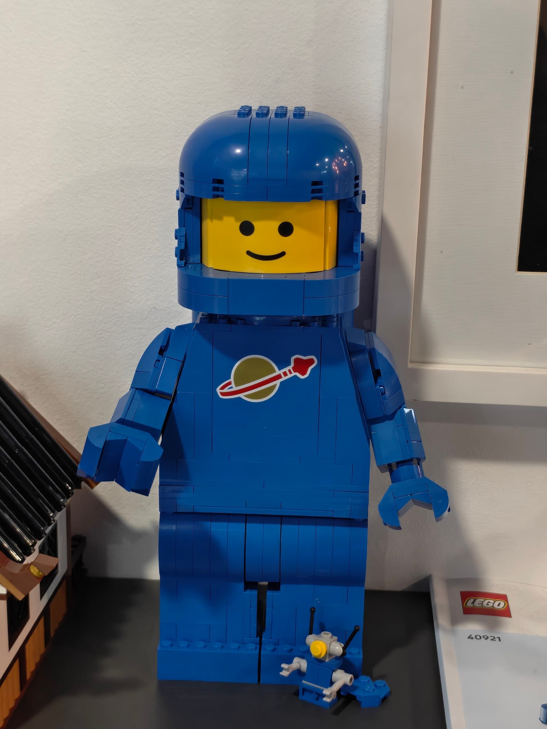 LEGO 40921 Up-Scaled Blue Astronaut Minifigure
