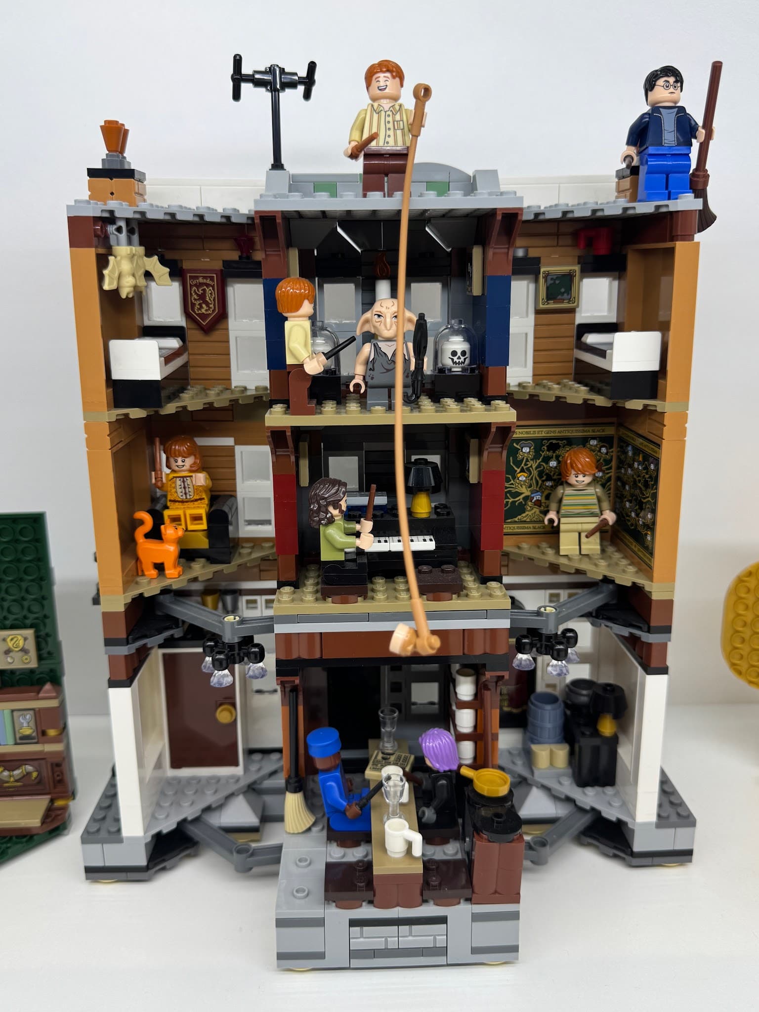 LEGO 76408 12 Grimmauld Place