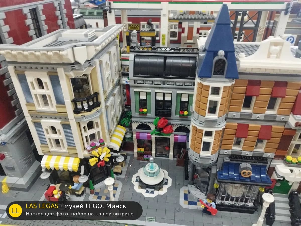 LEGO 10255 Городская площадь (Assembly Square) на витрине музея Las Legas
