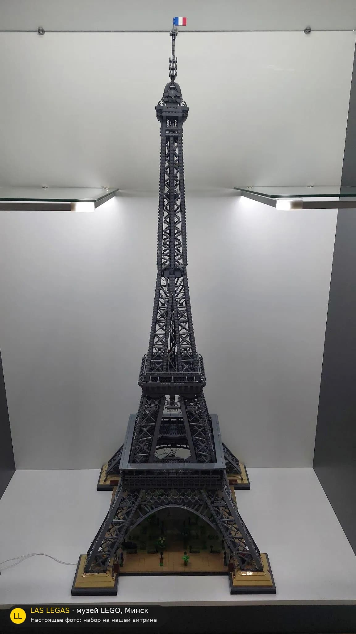 LEGO 10307 Эйфелева башня (Eiffel Tower) на витрине музея Las Legas