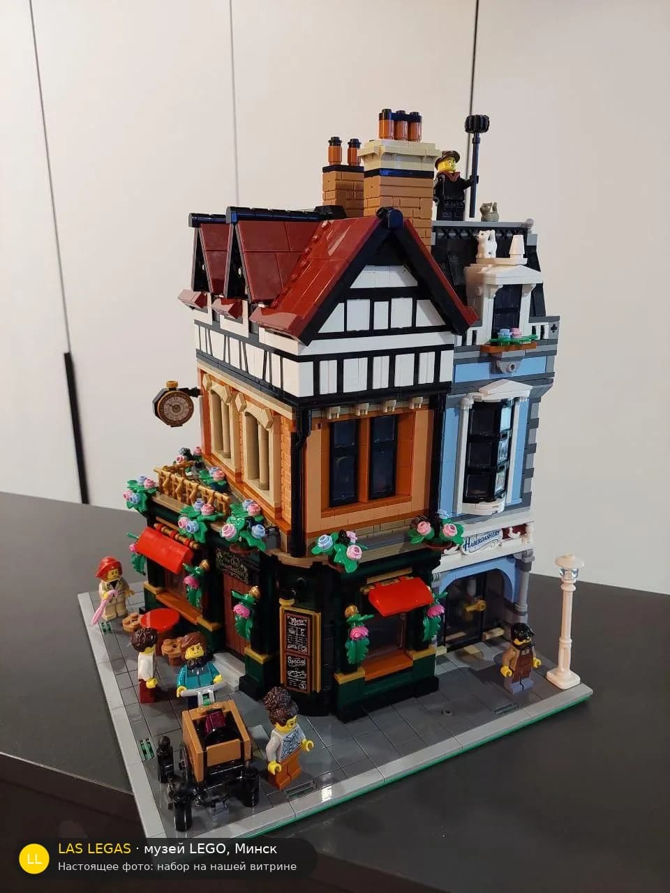 LEGO 10350 Тюдор-Корнер (Tudor Corner) на витрине музея Las Legas