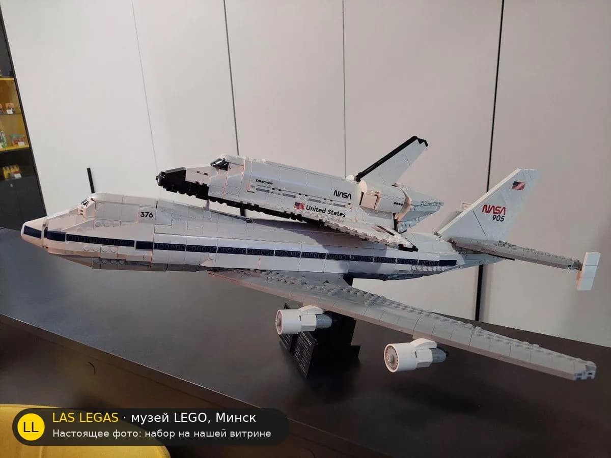 LEGO 10360 Самолёт-носитель шаттла (Shuttle Carrier Aircraft) на витрине музея Las Legas