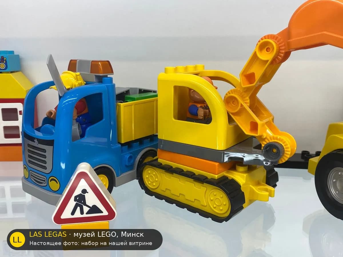 LEGO 10812 Грузовик и экскаватор на гусеницах (Truck & Tracked Excavator) на витрине музея Las Legas