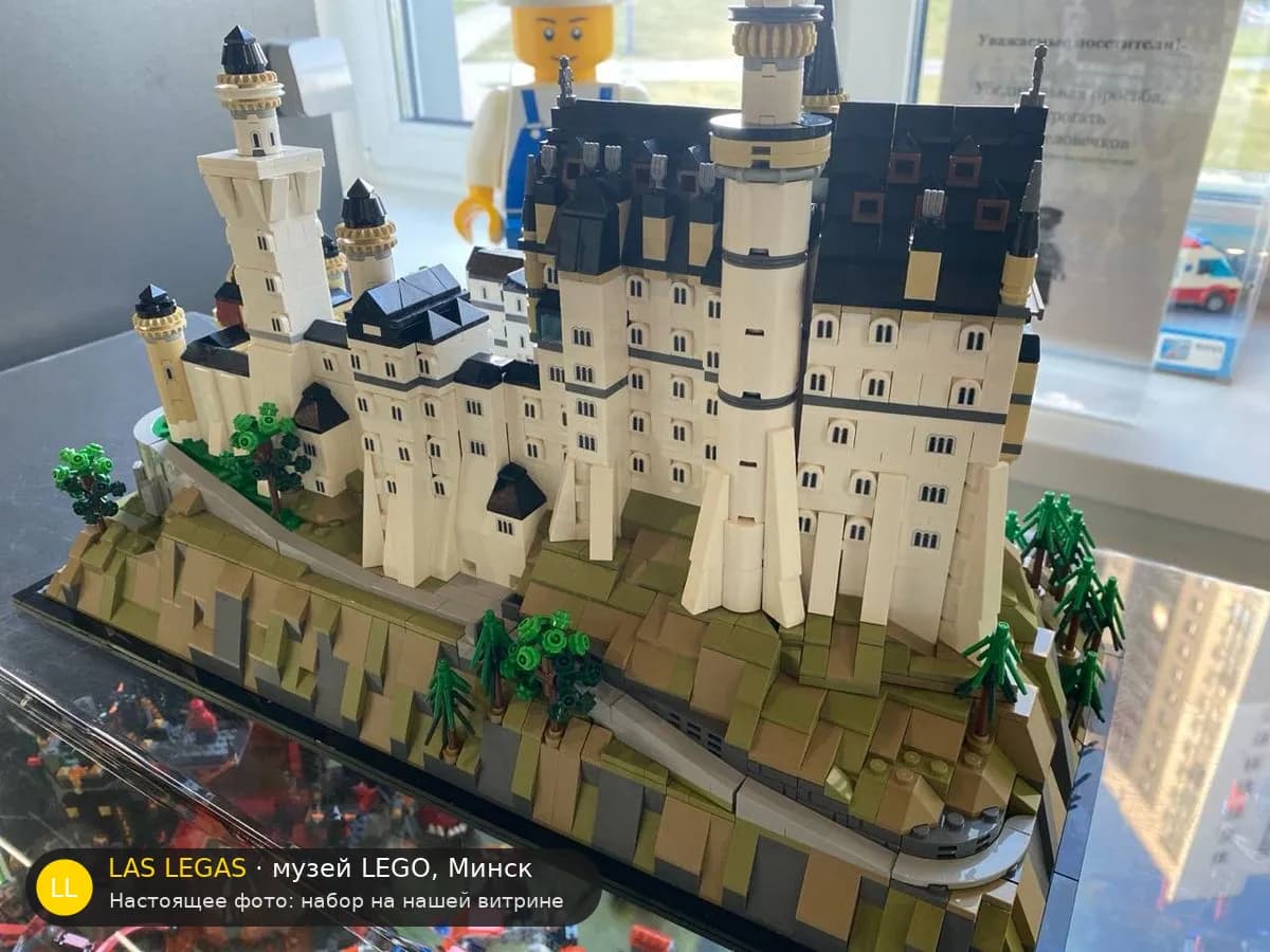 LEGO 21063 Замок Нойшванштайн (Neuschwanstein Castle) на витрине музея Las Legas