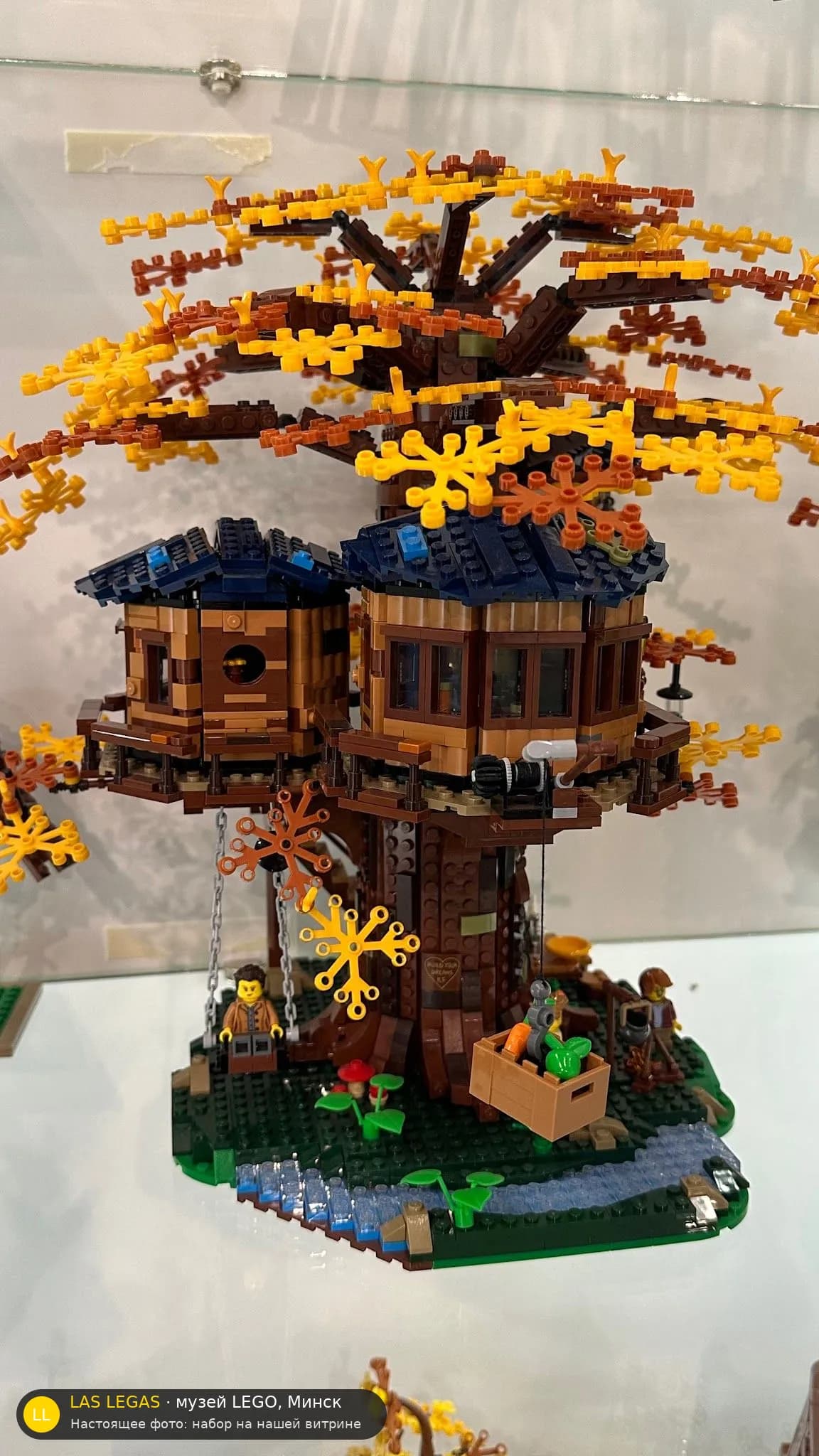 LEGO 21318 Дом на дереве (Tree House) на витрине музея Las Legas