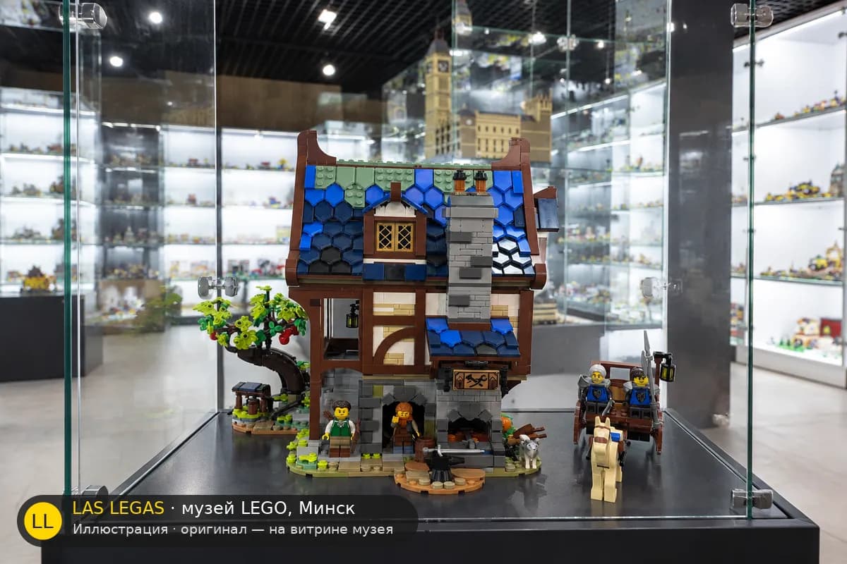 Иллюстрация: LEGO 21325 Средневековая кузница на витрине в зале музея Las Legas