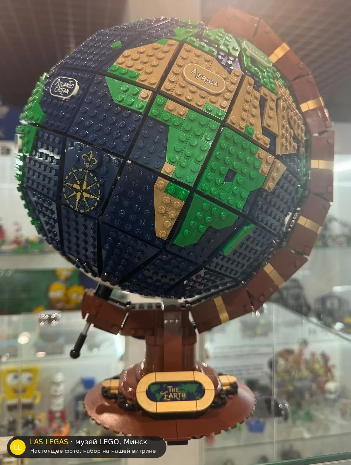 LEGO 21332 Глобус (The Globe) на витрине музея Las Legas