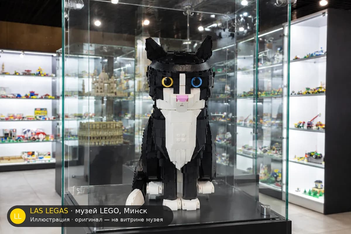 Иллюстрация: LEGO 21349 Кот в смокинге на витрине в зале музея Las Legas