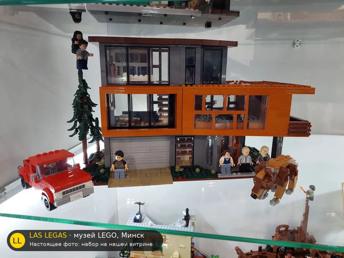 LEGO 21354 Дом Калленов (Twilight The Cullen House) на витрине музея Las Legas