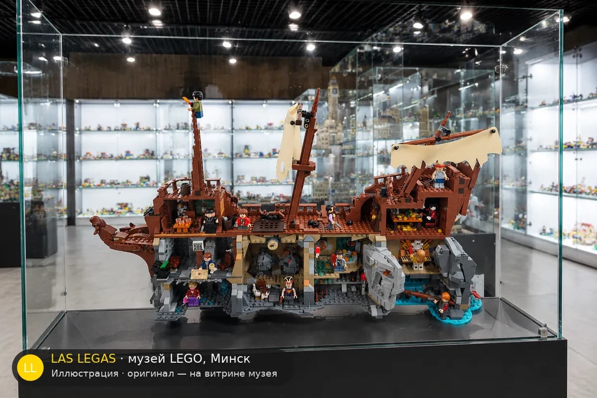 Иллюстрация: LEGO 21363 The Goonies на витрине в зале музея Las Legas
