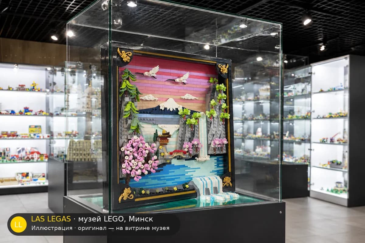 Иллюстрация: LEGO 31218 Японский пейзаж с цветущей сакурой на витрине в зале музея Las Legas
