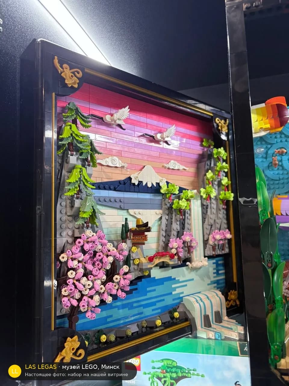 LEGO 31218 Японский пейзаж с цветущей сакурой (Japanese Cherry Blossom Landscape) на витрине музея Las Legas