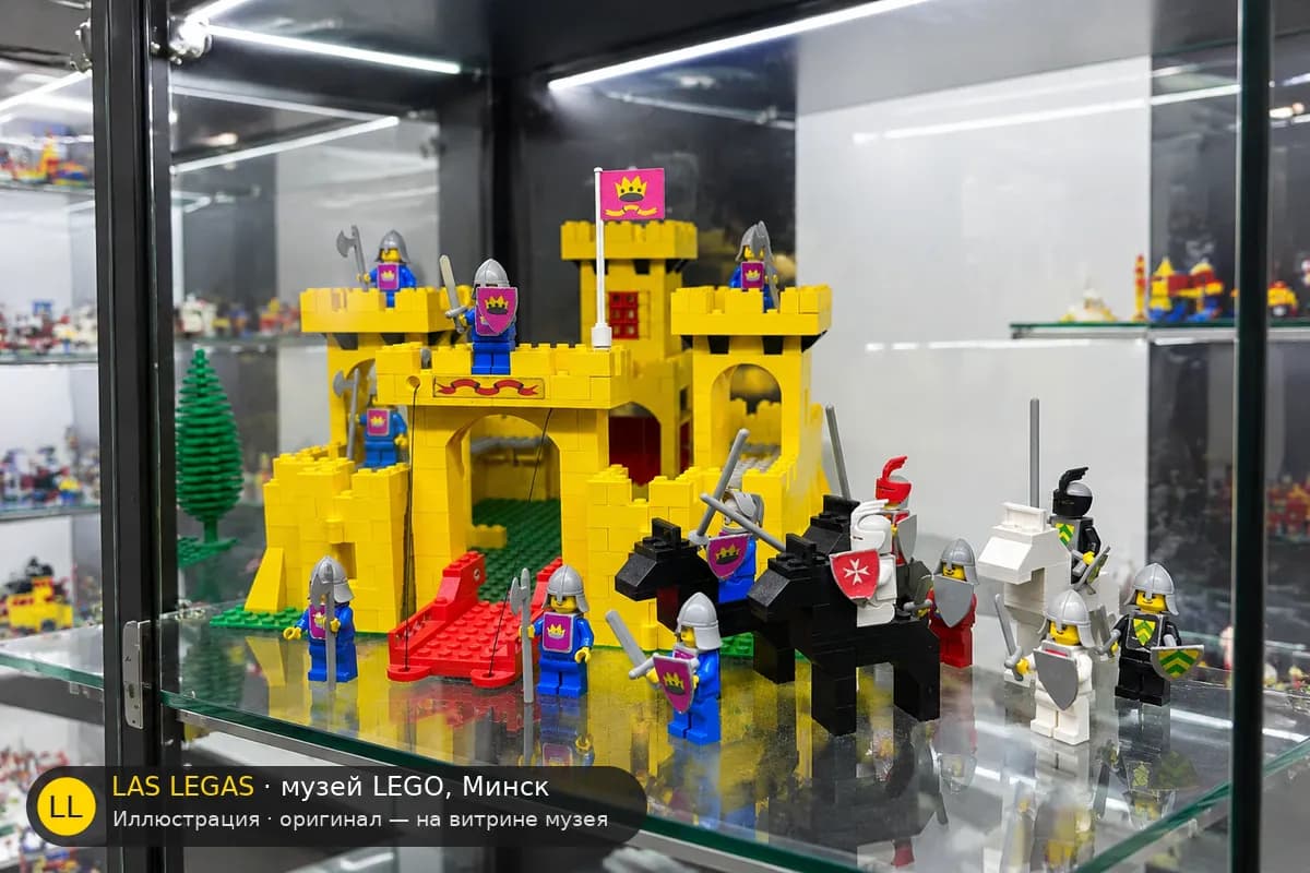 Иллюстрация: LEGO 375 Замок на витрине в зале музея Las Legas