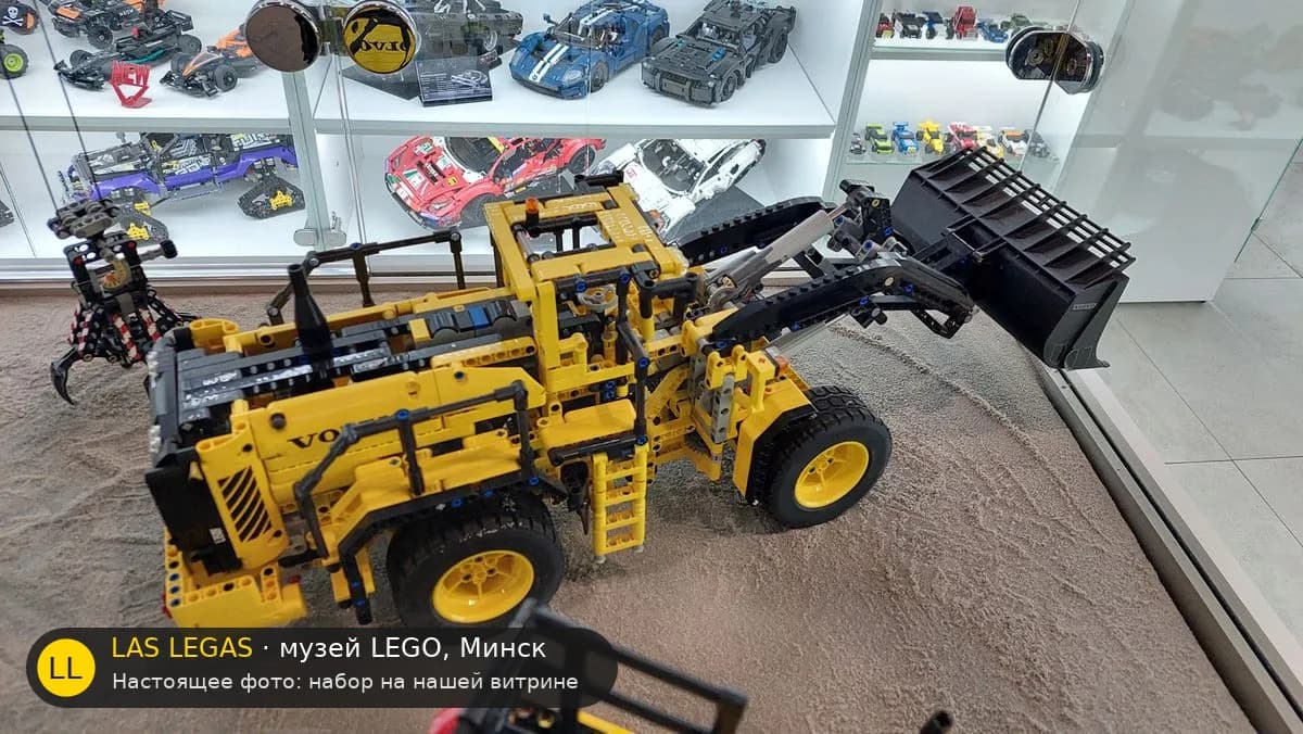 LEGO 42030 Фронтальный погрузчик Volvo L350F (Volvo L350F Wheel Loader) на витрине музея Las Legas