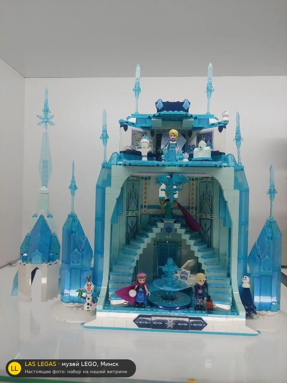 LEGO 43197 Ледяной замок (The Ice Castle) на витрине музея Las Legas