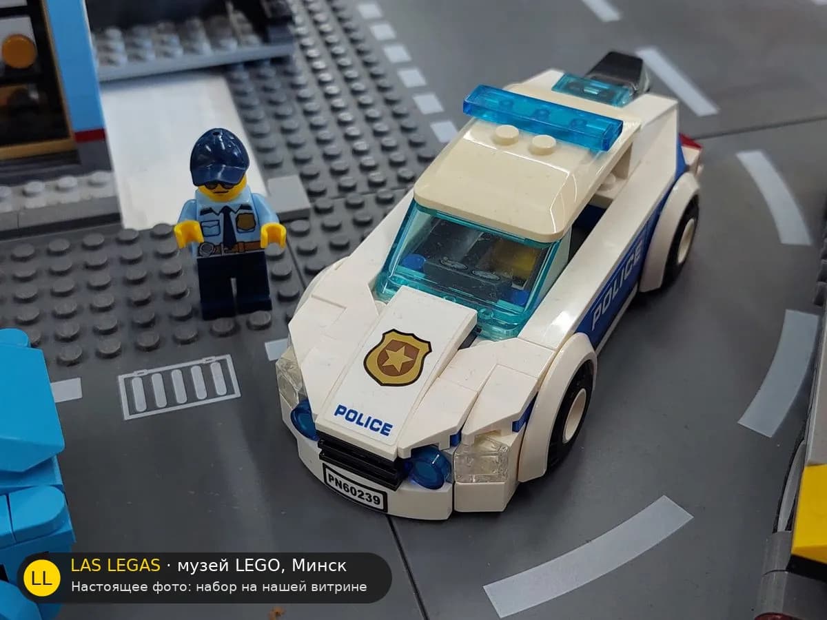 LEGO 60239 Полицейская патрульная машина (Police Patrol Car) на витрине музея Las Legas
