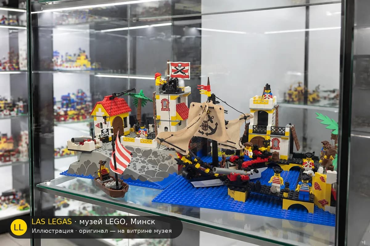 Иллюстрация: LEGO 6277 Имперский торговый пост на витрине в зале музея Las Legas