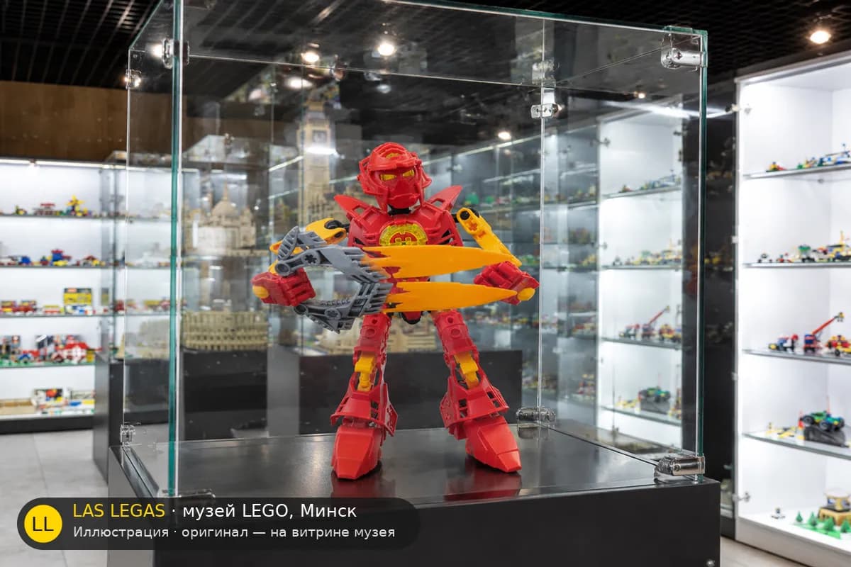 Иллюстрация: LEGO 7167 Уильям Фурно на витрине в зале музея Las Legas