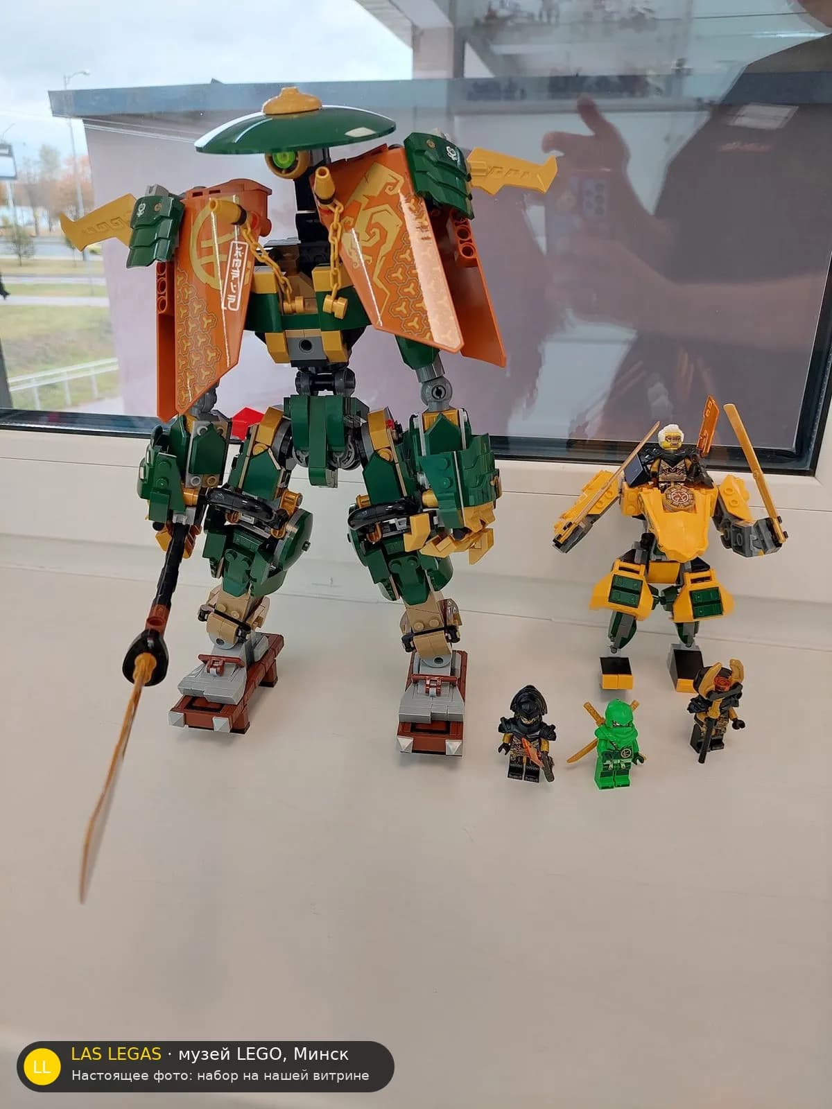 LEGO 71794 Ллойд и Арин: Команда ниндзя-мехов (Lloyd and Arin's Ninja Team Mechs) на витрине музея Las Legas