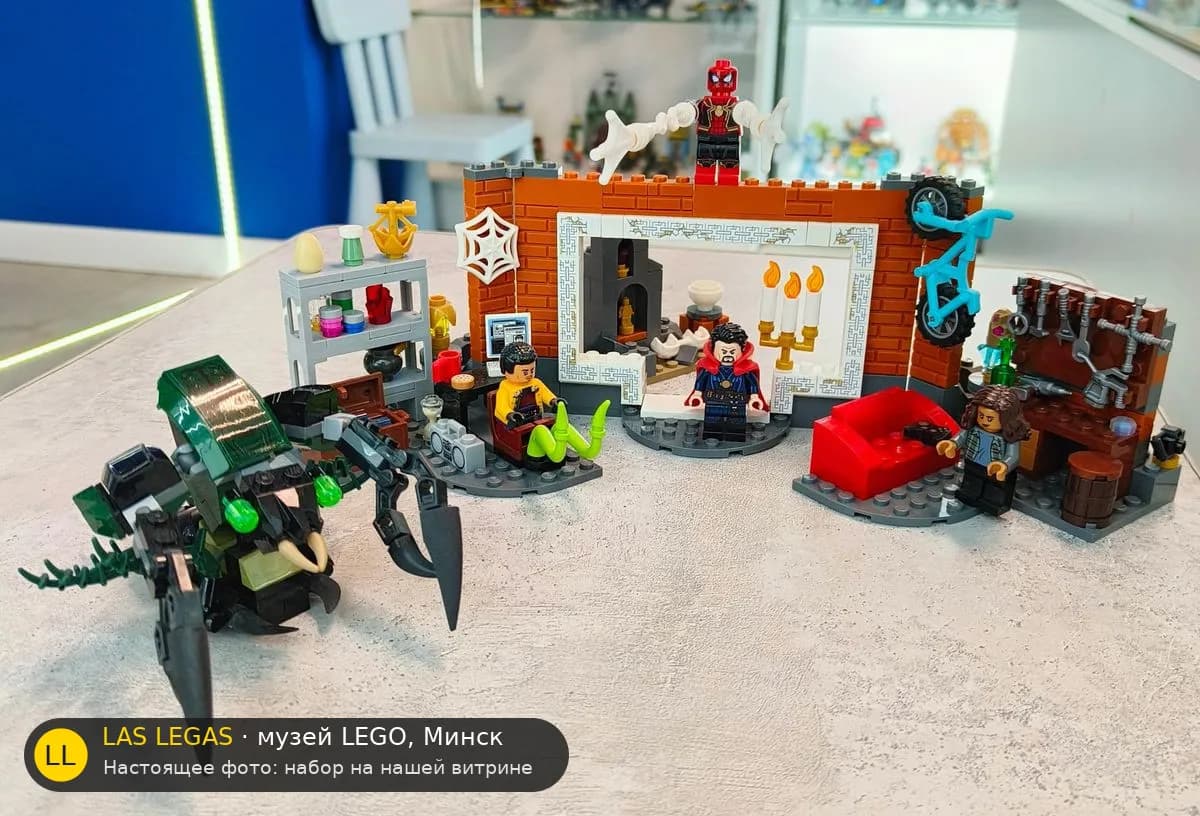 LEGO 76185 Человек-паук в мастерской Санктума (Spider-Man at the Sanctum Workshop) на витрине музея Las Legas