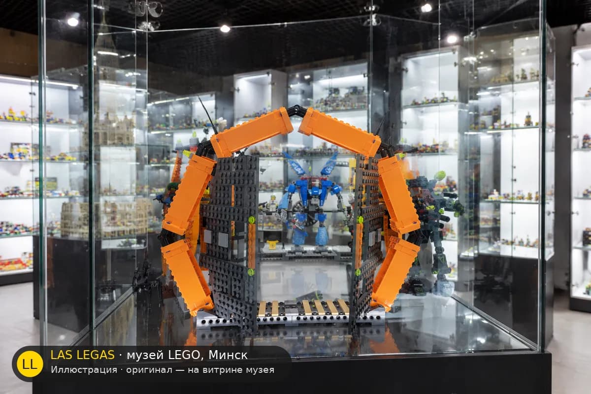 Иллюстрация: LEGO 7709 Крепость Сентай на витрине в зале музея Las Legas