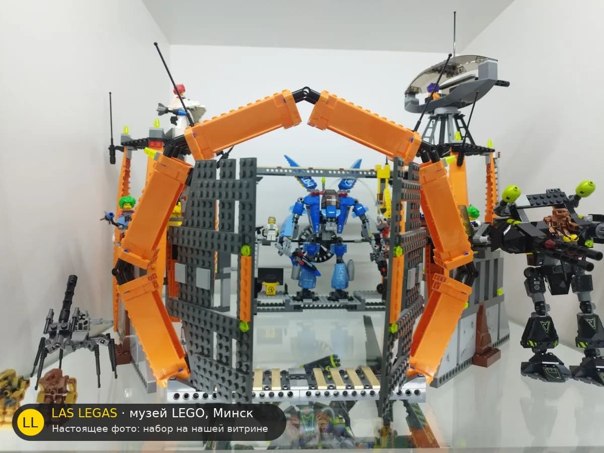 LEGO 7709 Крепость Сентай (Sentai Fortress) на витрине музея Las Legas