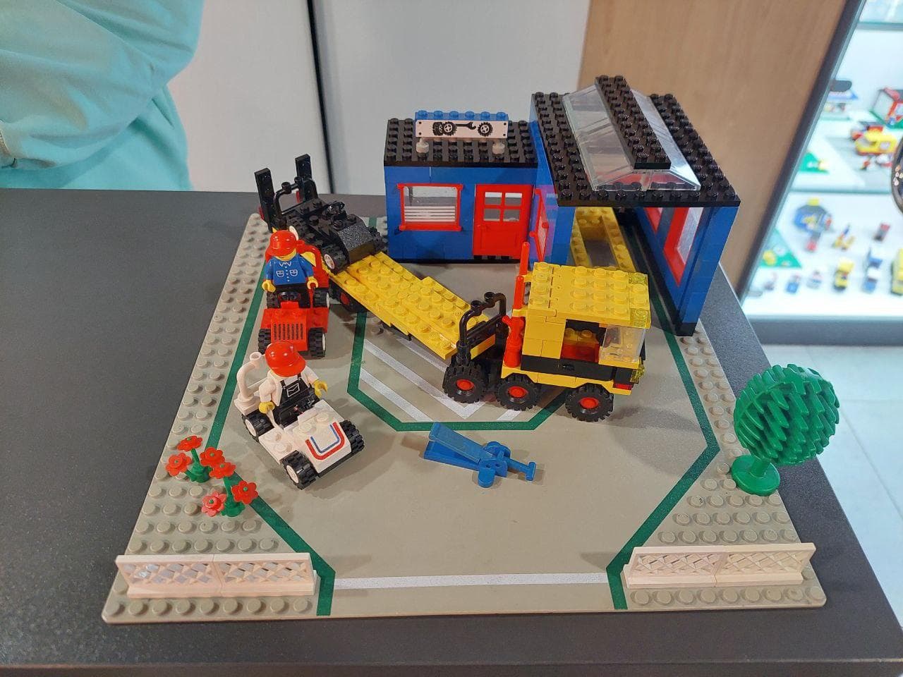 LEGO 1966 Car Repair Shop