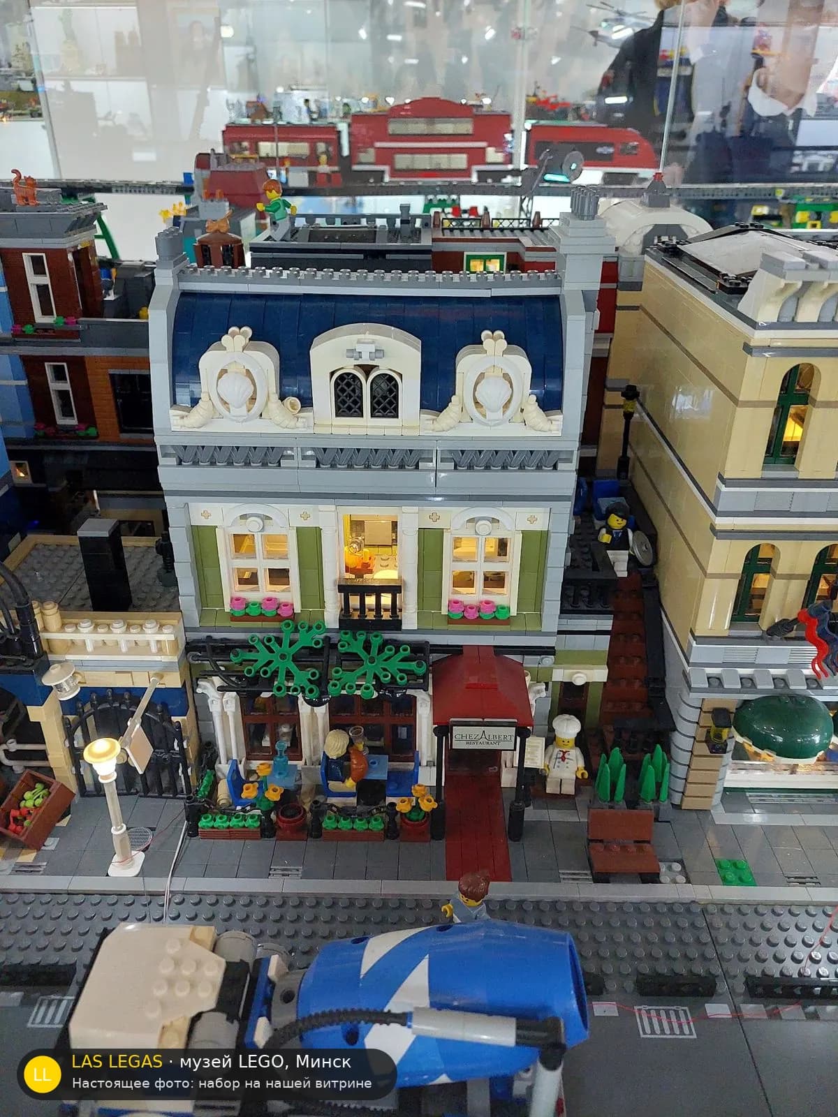 LEGO 10243 Парижское кафе (Parisian Restaurant) на витрине музея Las Legas