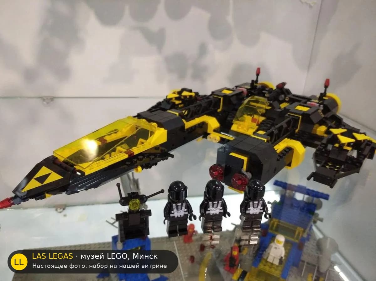 LEGO 10355 Чёрные Ренегаты (Blacktron Renegade) на витрине музея Las Legas
