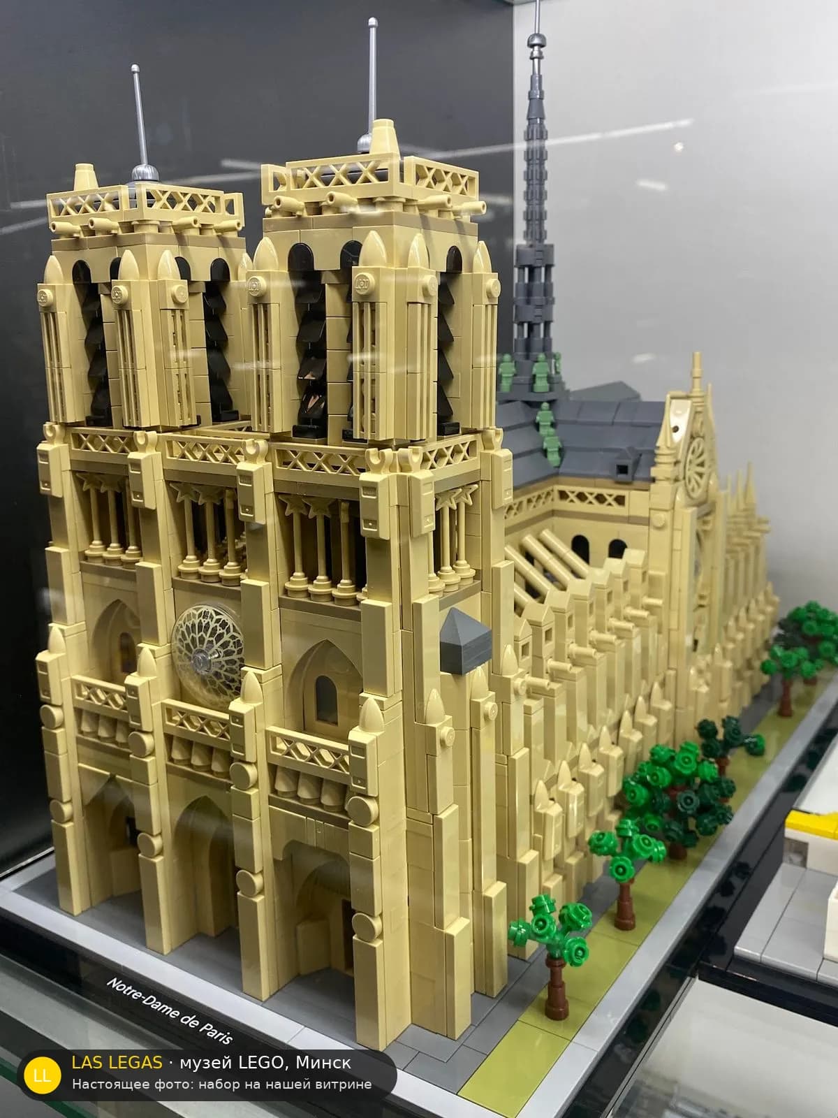 LEGO 21061 Собор Парижской Богоматери (Notre-Dame de Paris) на витрине музея Las Legas