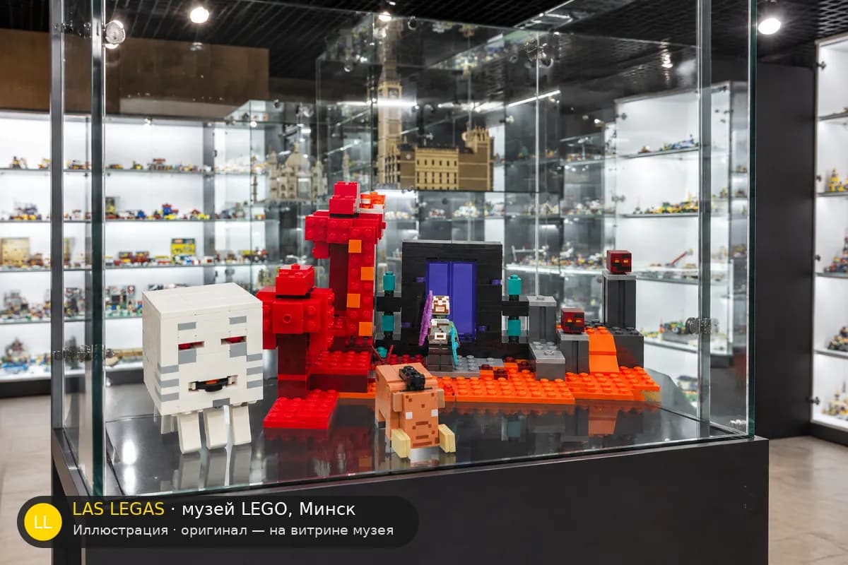 Иллюстрация: LEGO 21255 Засада у портала в Нижний мир на витрине в зале музея Las Legas