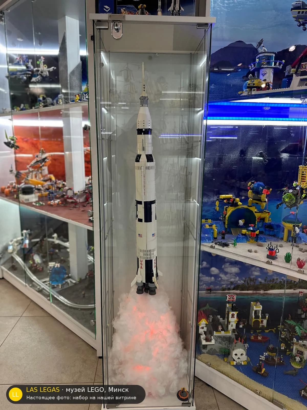 LEGO 21309 Ракета Сатурн-5 (NASA Apollo Saturn V) на витрине музея Las Legas