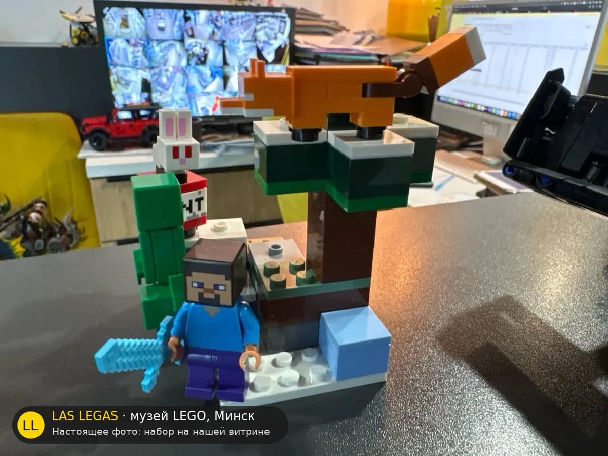LEGO 21583 Стив в тайге (Steve's Taiga Adventure) на витрине музея Las Legas