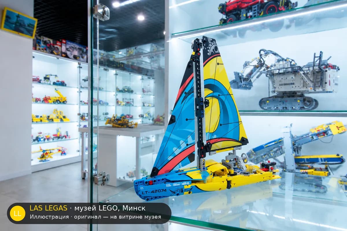 Иллюстрация: LEGO 42074 Гоночная яхта на витрине в зале музея Las Legas