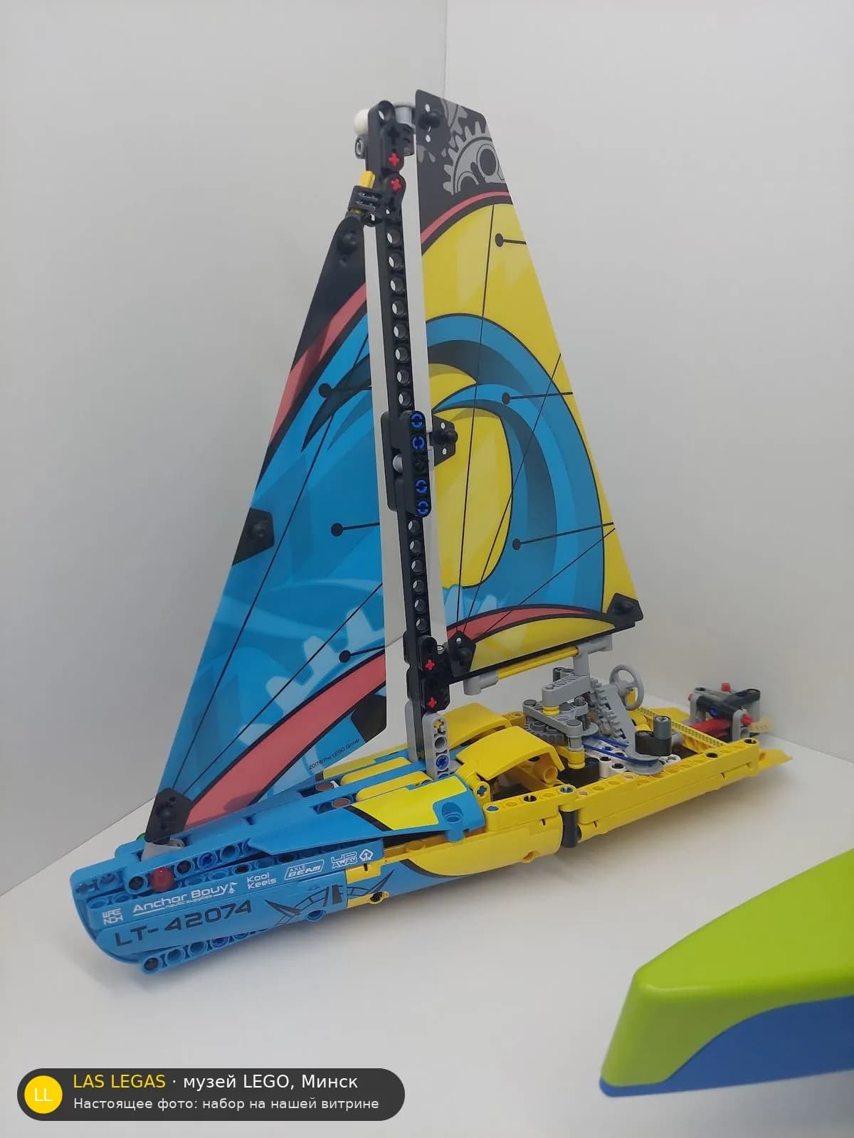 LEGO 42074 Гоночная яхта (Racing Yacht) на витрине музея Las Legas