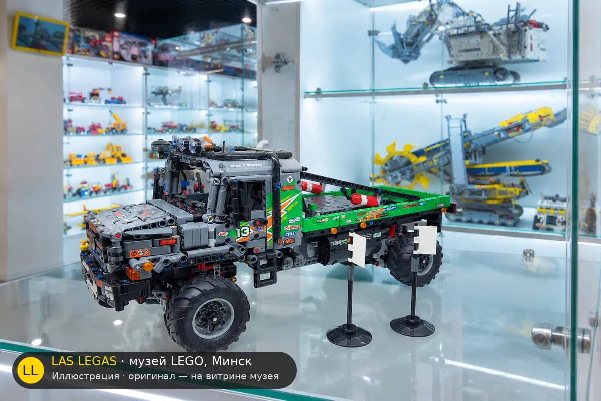 Иллюстрация: LEGO 42129 4x4 Mercedes-Benz Zetros Trial Truck на витрине в зале музея Las Legas