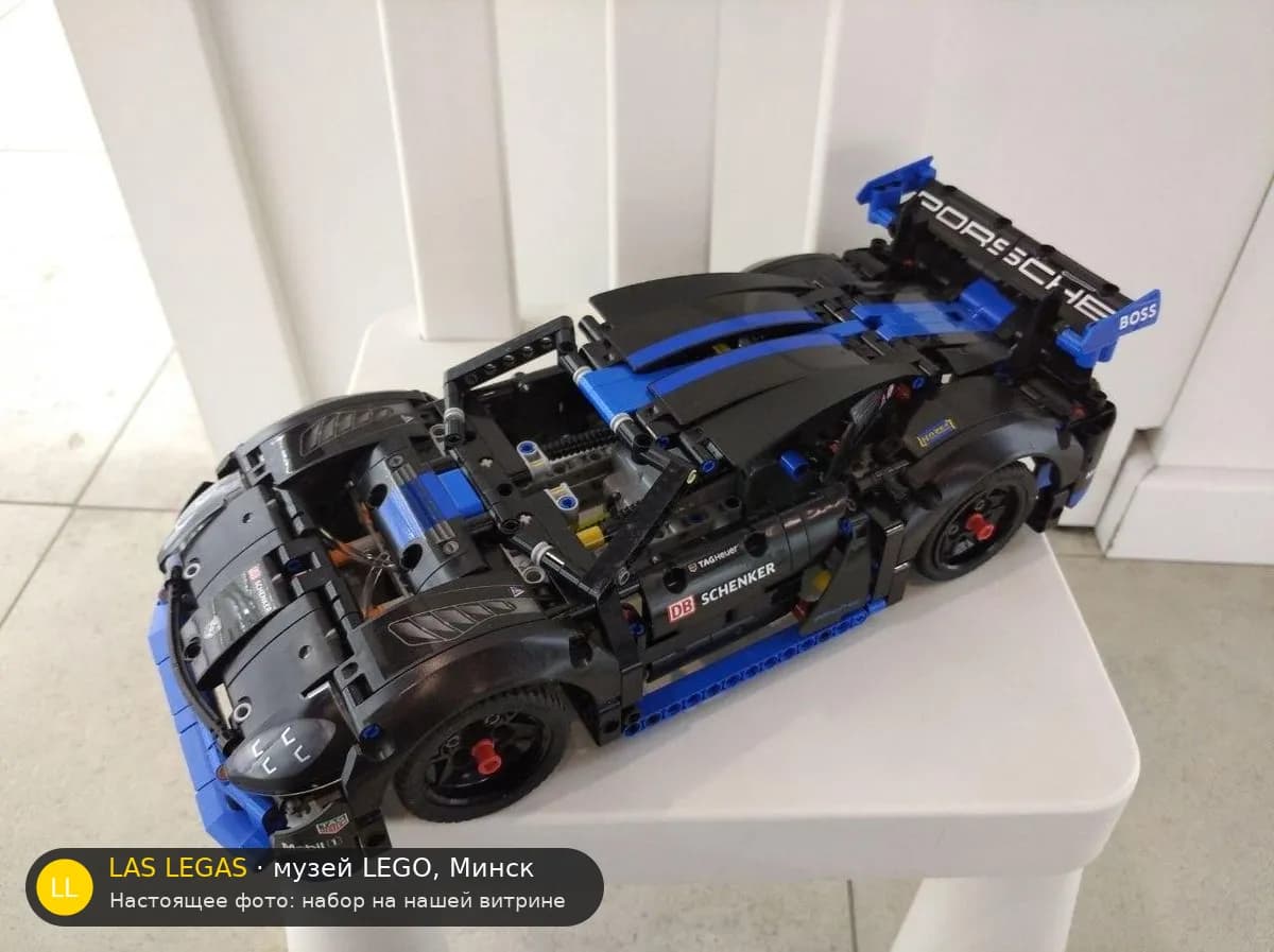 LEGO 42176 Porsche GT4 e-Performance Race Car (Porsche GT4 e-Performance Race Car) на витрине музея Las Legas