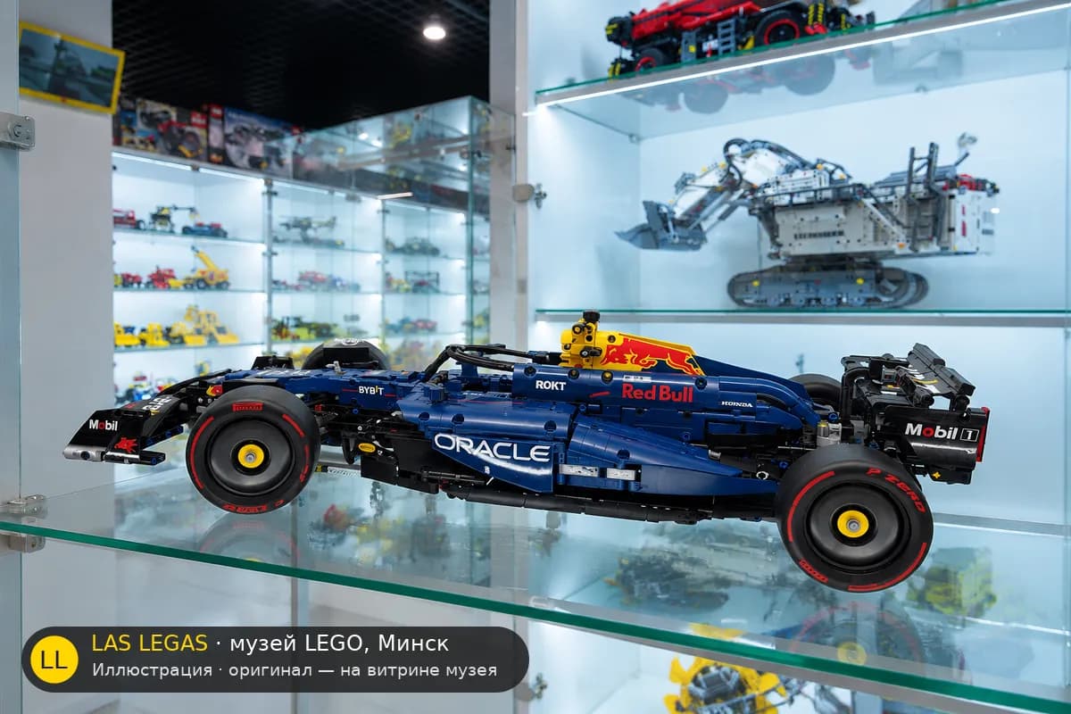Иллюстрация: LEGO 42206 Болид Oracle Red Bull Racing RB20 на витрине в зале музея Las Legas