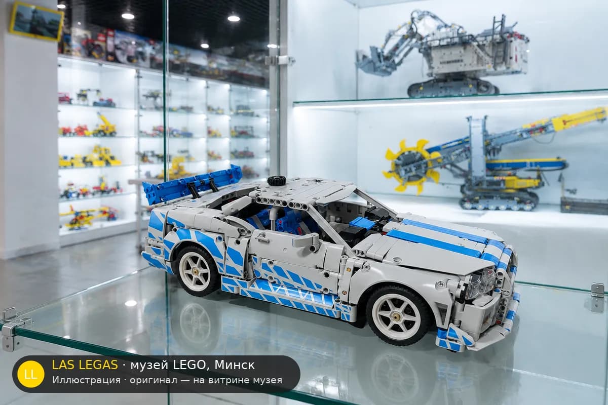Иллюстрация: LEGO 42210 Nissan Skyline GT-R (R34) из «Форсажа 2» на витрине в зале музея Las Legas