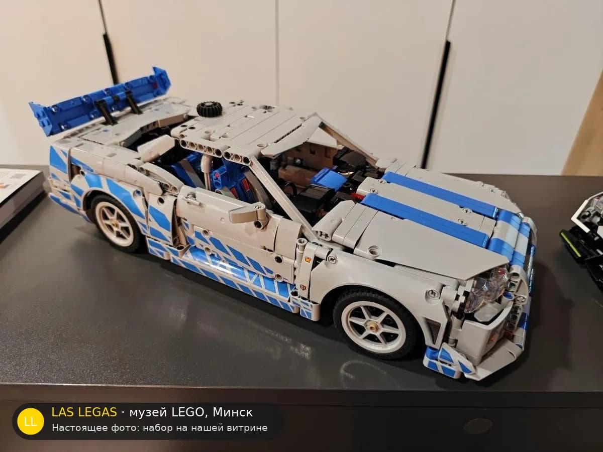 LEGO 42210 Nissan Skyline GT-R (R34) из «Форсажа 2» (2 Fast 2 Furious Nissan Skyline GT-R (R34) Car) на витрине музея Las Legas