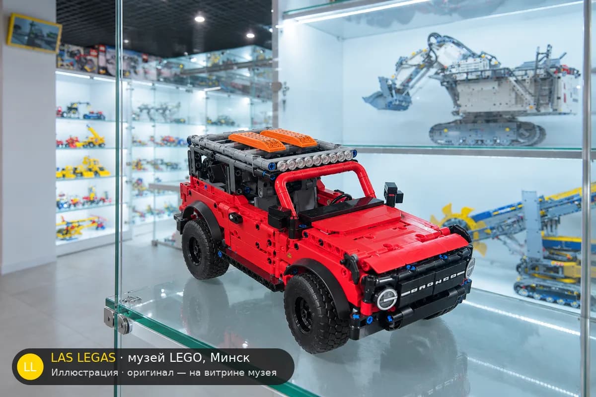 Иллюстрация: LEGO 42213 Внедорожник Ford Bronco на витрине в зале музея Las Legas