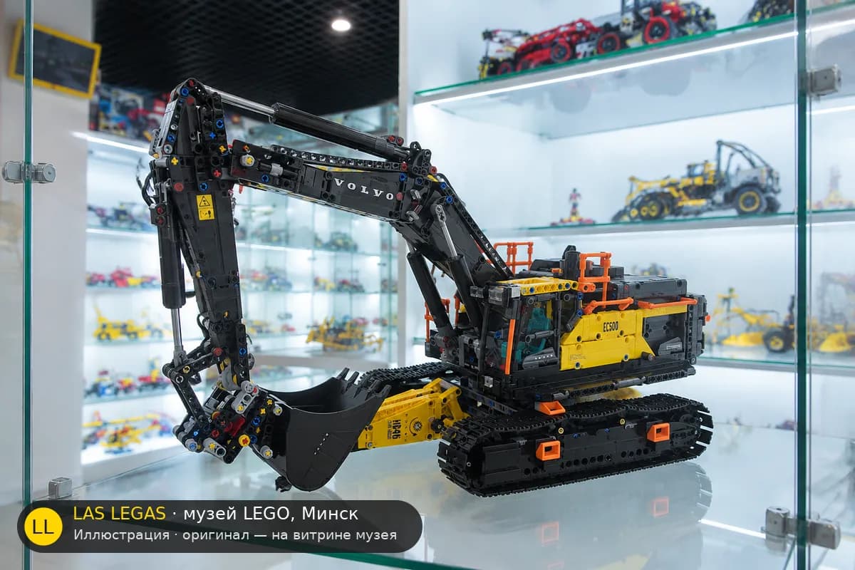 Иллюстрация: LEGO 42215 Гибридный экскаватор Volvo EC500 на витрине в зале музея Las Legas
