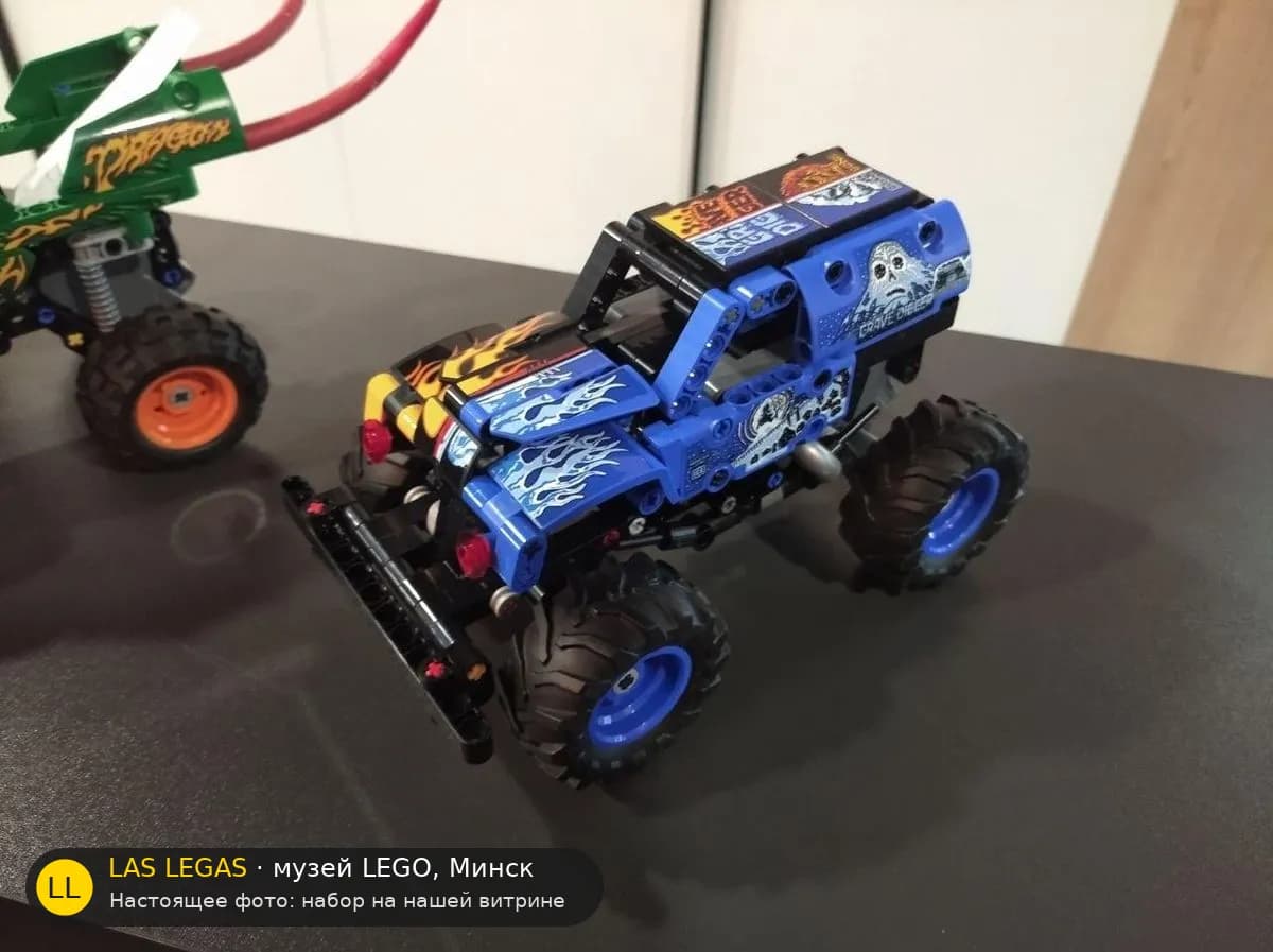 LEGO 42219 Монстр-трак Grave Digger (Monster Jam Grave Digger) на витрине музея Las Legas