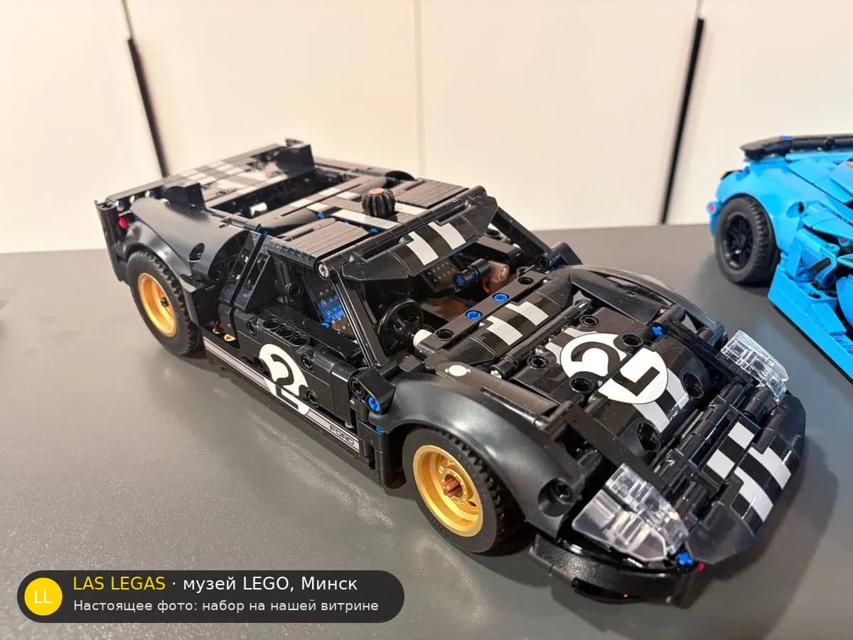 LEGO 42223 1966 Ford GT40 MKII (1966 Ford GT40 MKII) на витрине музея Las Legas