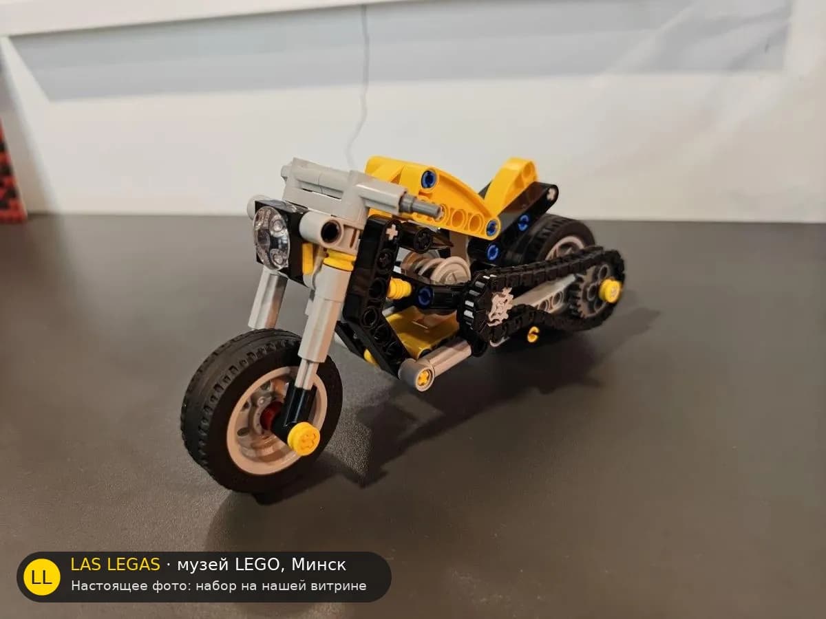 LEGO 42225 Жёлтый мотоцикл (Yellow Motorcycle) на витрине музея Las Legas