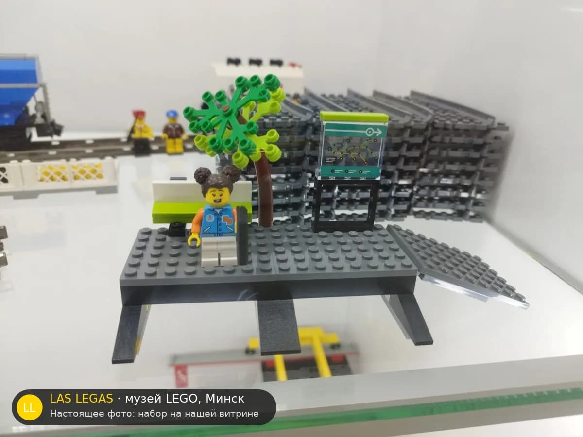LEGO 60337 Экспресс-пассажирский поезд (Express Passenger Train) на витрине музея Las Legas