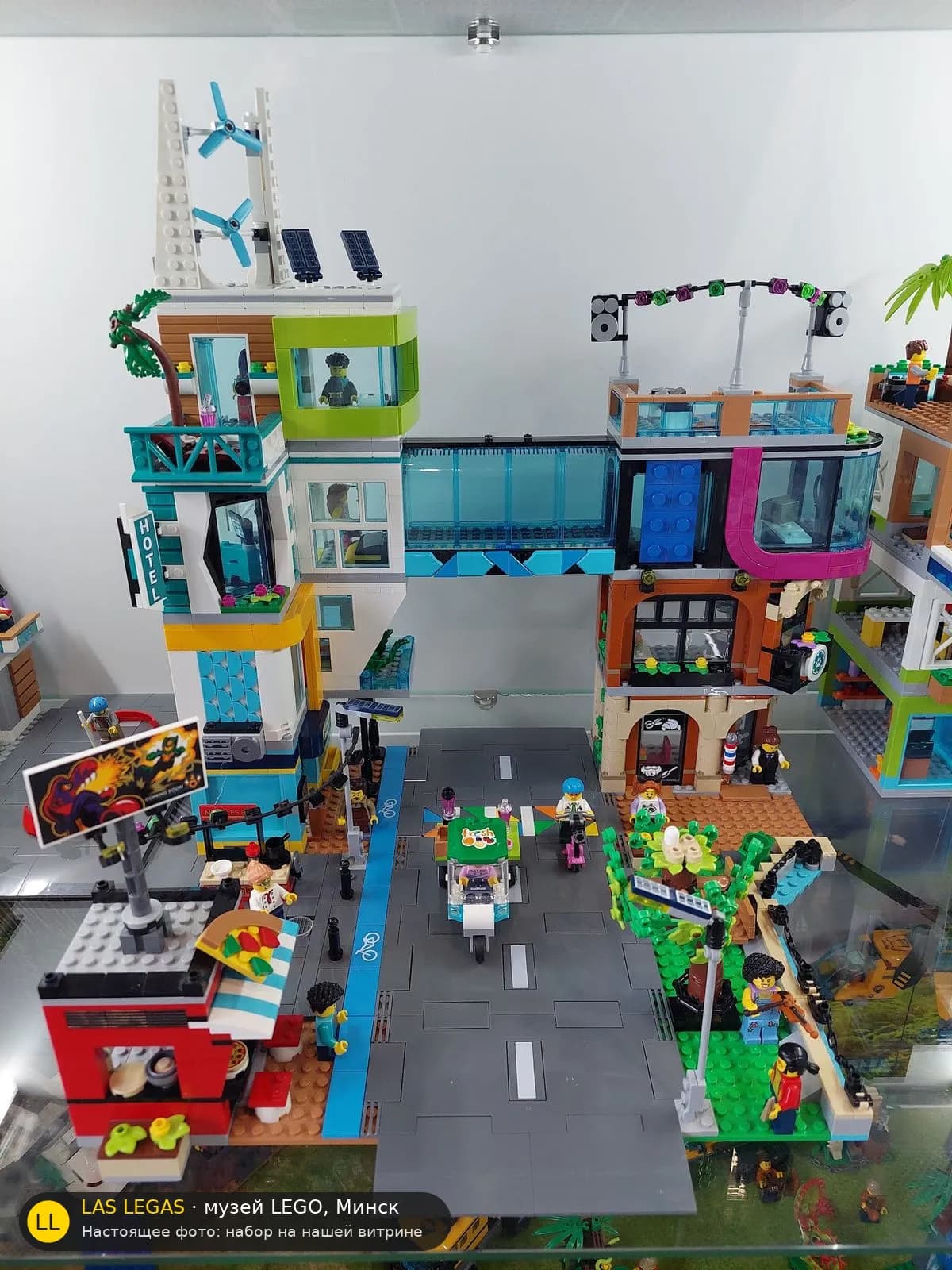 LEGO 60380 Городской центр (Downtown) на витрине музея Las Legas