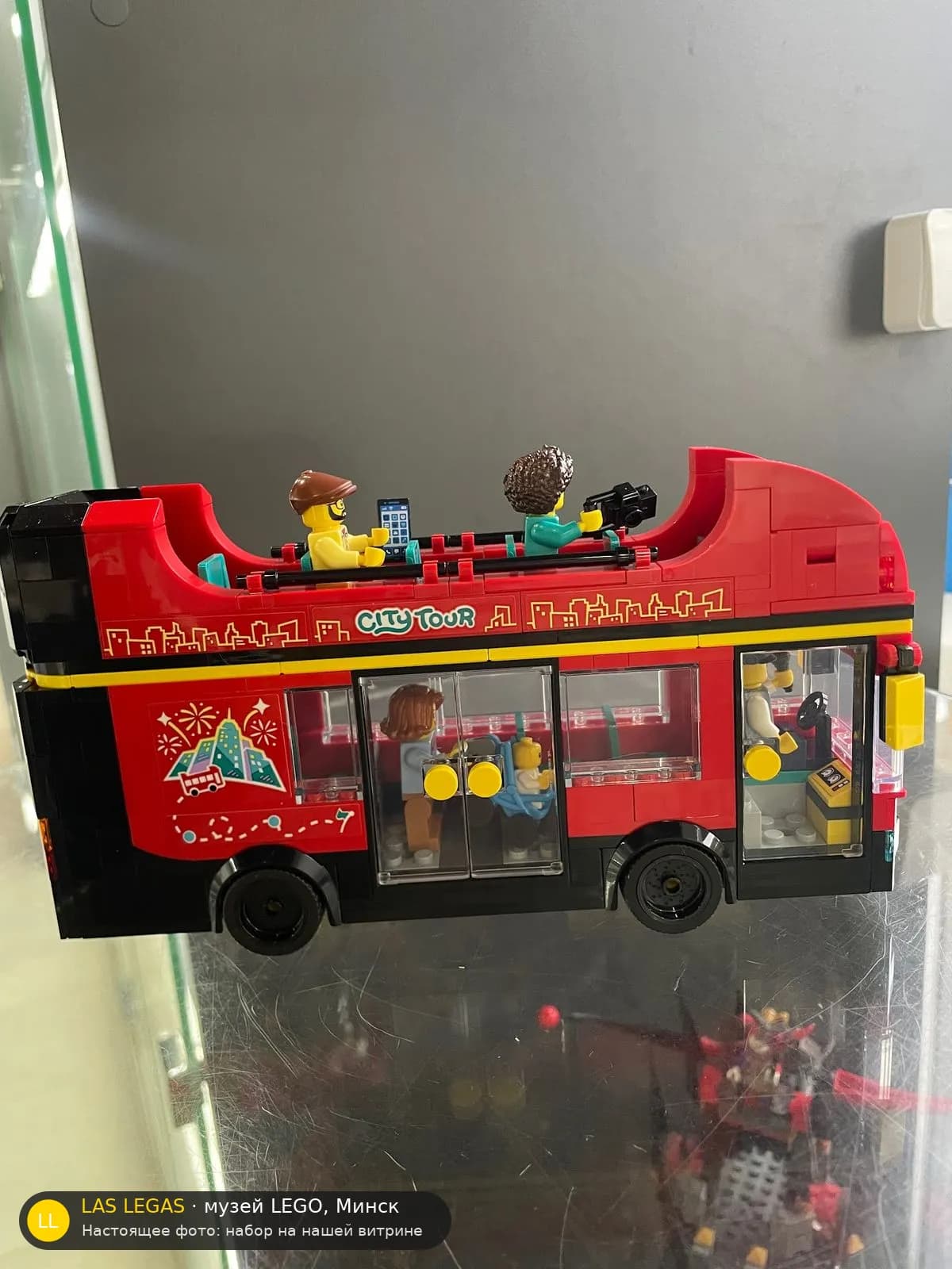 LEGO 60407 Двухэтажный туристический автобус (Double-Decker Sightseeing Bus) на витрине музея Las Legas
