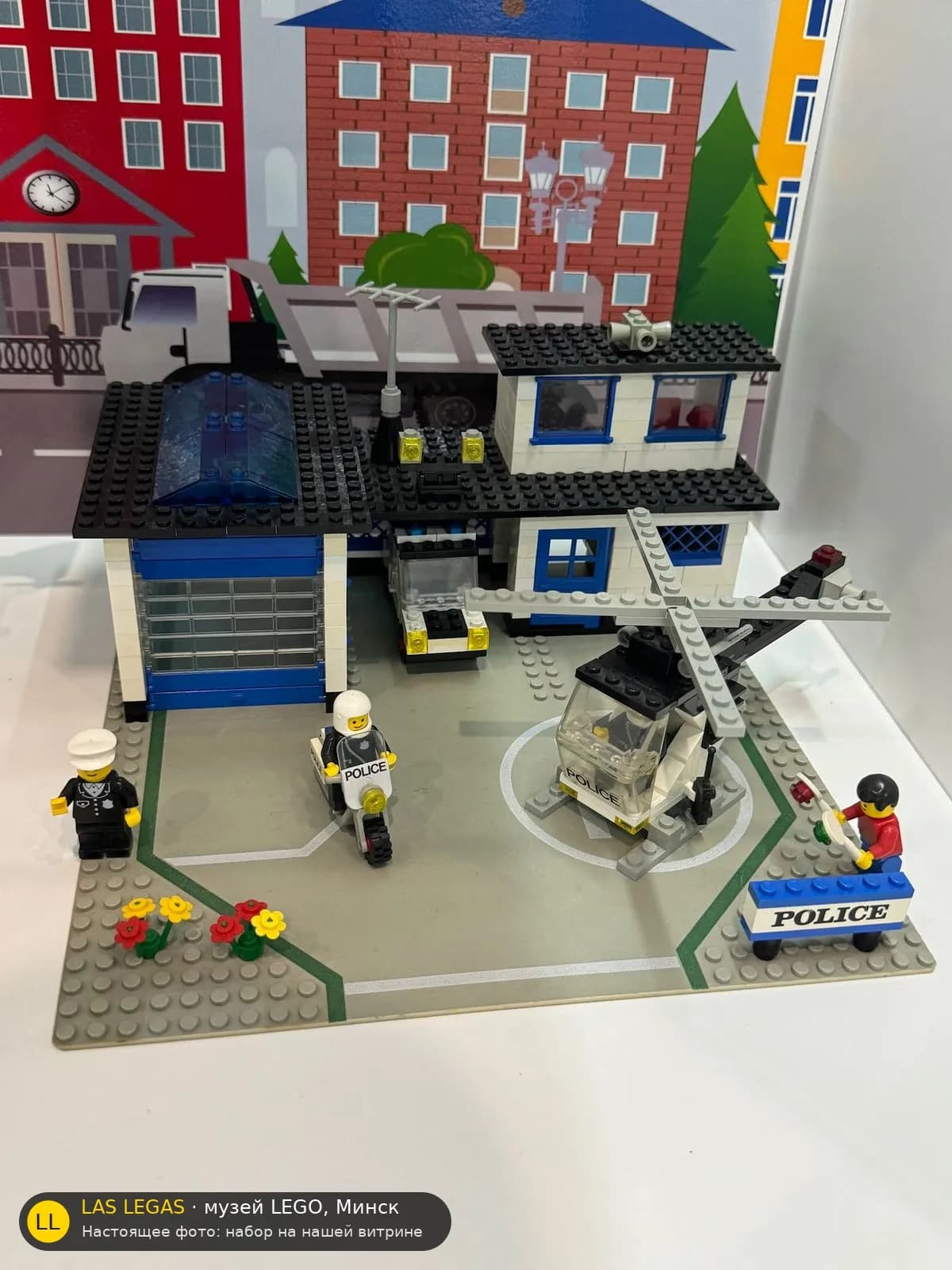LEGO 6384 Полицейский участок (Police Station) на витрине музея Las Legas