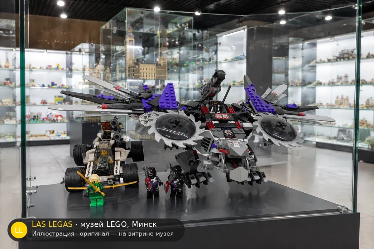 Иллюстрация: LEGO 70725 Ниндроид Мех-Дракон на витрине в зале музея Las Legas
